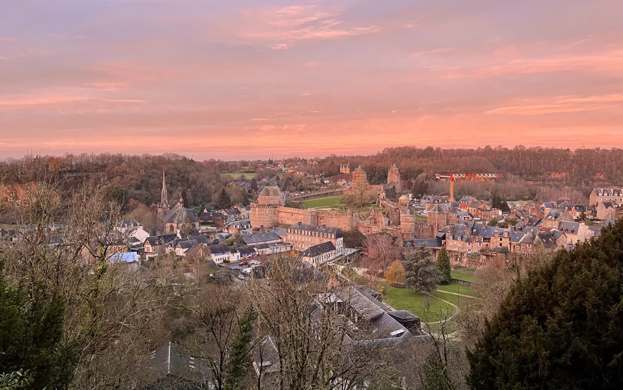 Un matin de decembre leve de soleil sur le chateau depuis la terrasse scaled